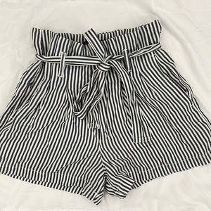 ABERCROMBIE & FITCH - High Rise Paper Bag Shorts